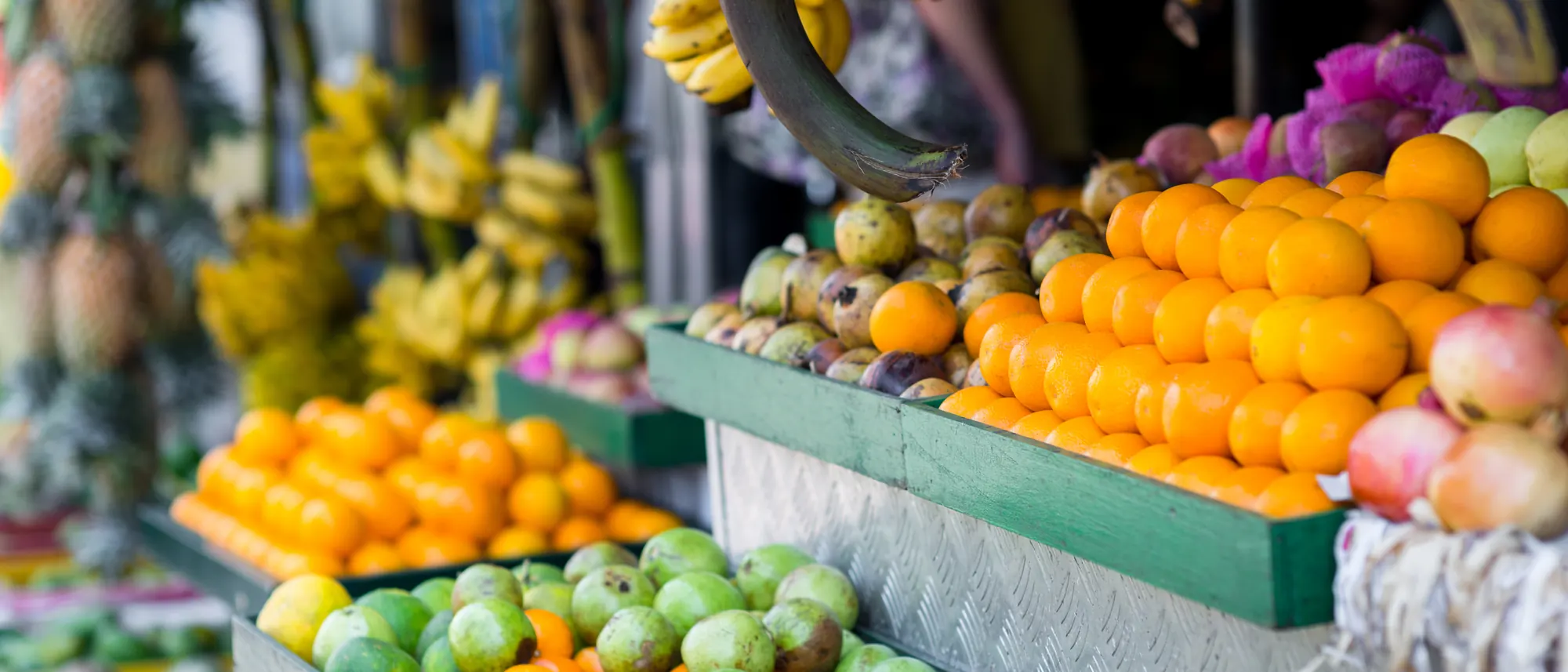 Étal de fruits tropicaux au marché