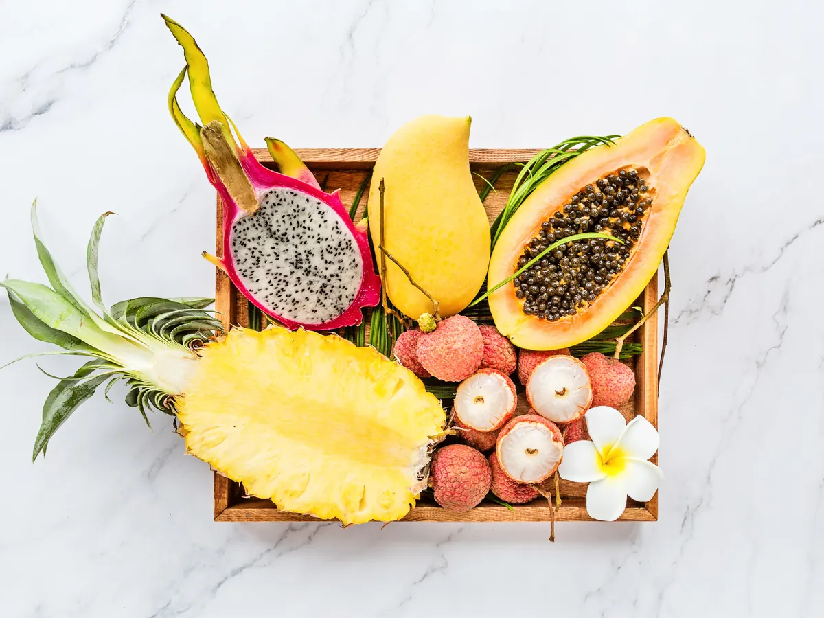 Plateau de fruits tropicaux frais